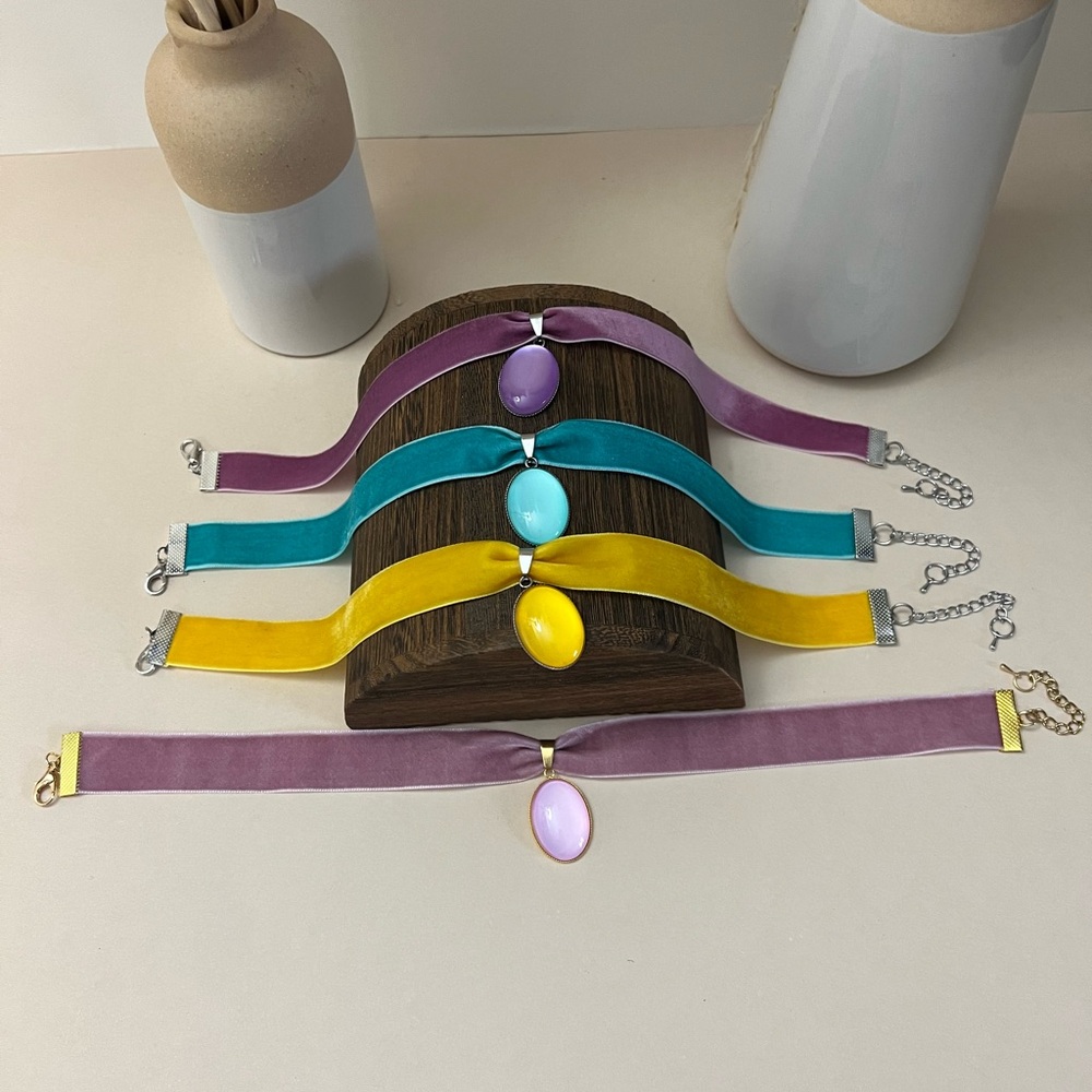 Handmade Po-Of-Color Statement Velvet Choker: Retro Choker Resin Pendant - Picture 12 of 16